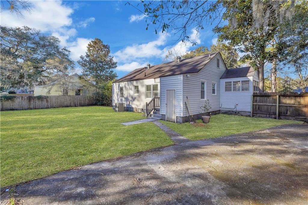 3 bedroom, 1 bathroom, 1,044 sq ft single family residence for sale at 2205 Texas Avenue, Savannah, GA 31404 — photo 3