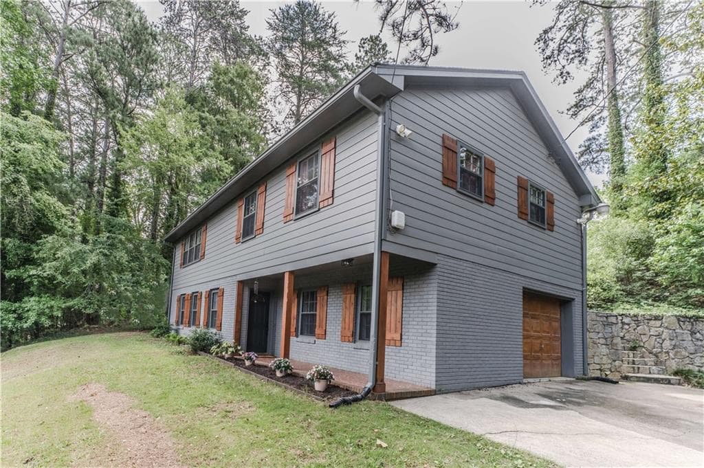 5 bedroom, 3 bathroom, 2,109 sq ft single family residence for rent at 302 E Valley Road, Rome, GA 30161 for $2,100 a month — photo 1 of 33