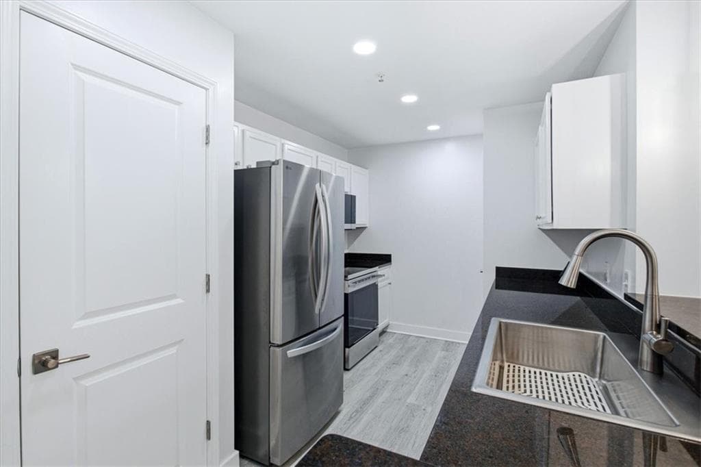 1 bedroom, 1 bathroom, 761 sq ft condominium for sale at 3040 Peachtree Road 313, Atlanta, GA 30305 — photo 2