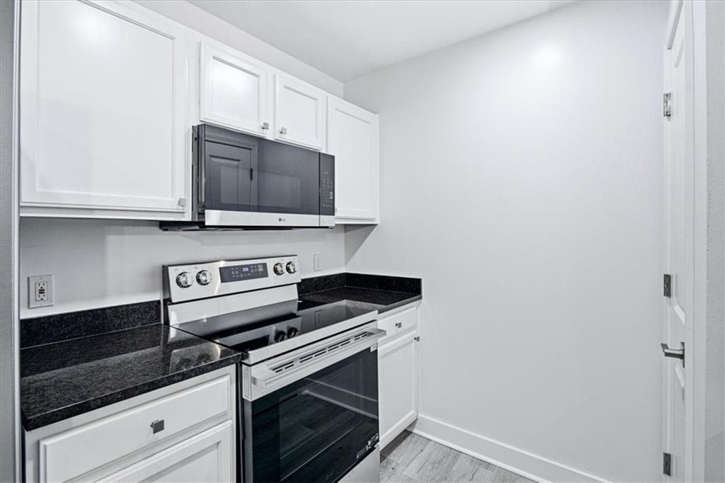 1 bedroom, 1 bathroom, 761 sq ft condominium for sale at 3040 Peachtree Road 313, Atlanta, GA 30305 — photo 3