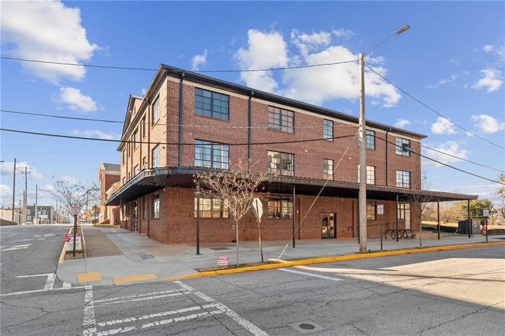 1 bedroom, 1 bathroom, 587 sq ft condominium for sale at 1805 Harvard Avenue 305, College Park, GA 30337