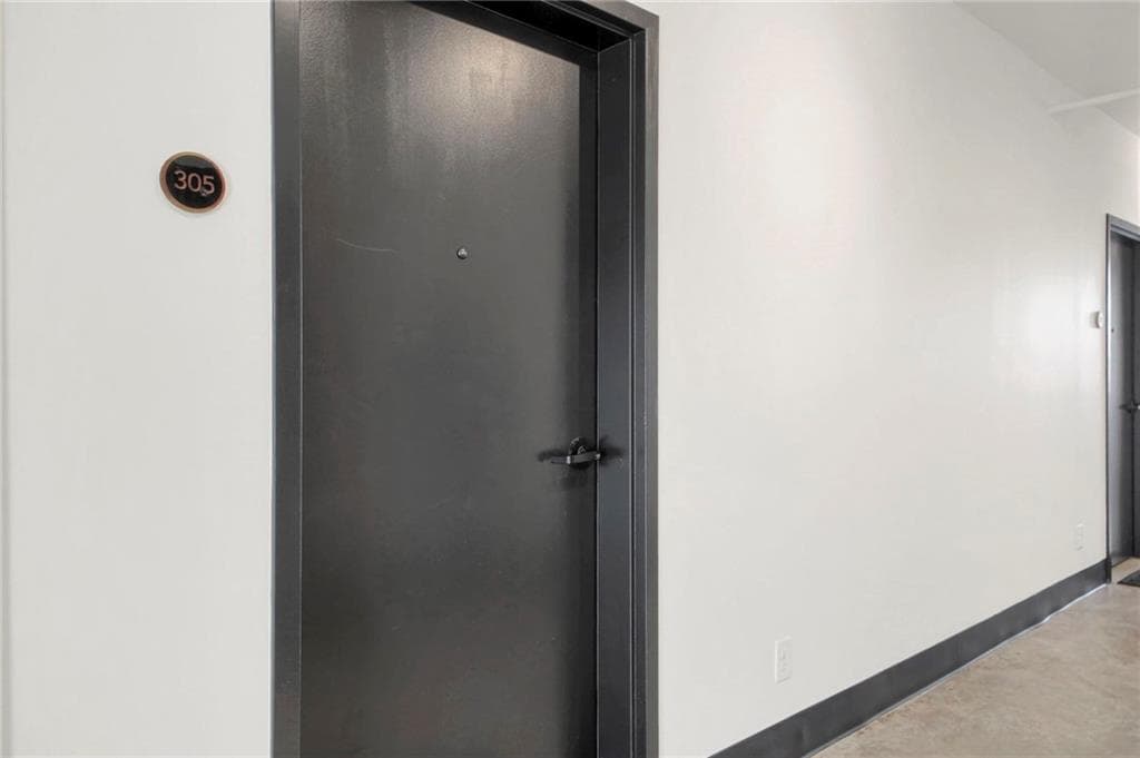 1 bedroom, 1 bathroom, 587 sq ft condominium for sale at 1805 Harvard Avenue 305, College Park, GA 30337 — photo 2