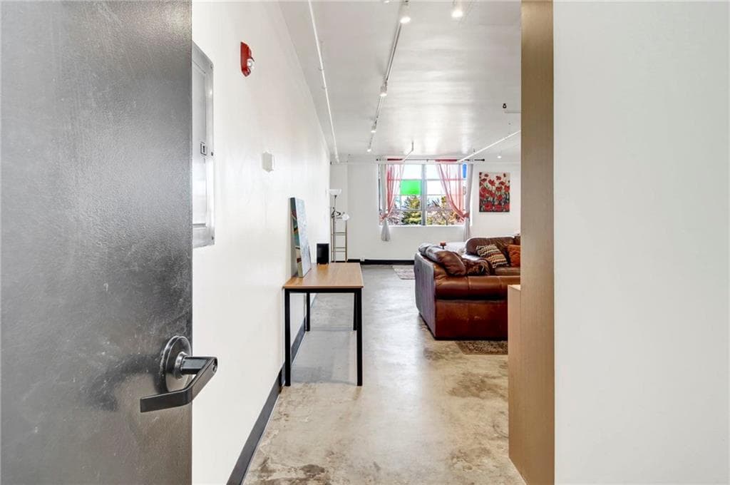 1 bedroom, 1 bathroom, 587 sq ft condominium for sale at 1805 Harvard Avenue 305, College Park, GA 30337 — photo 3