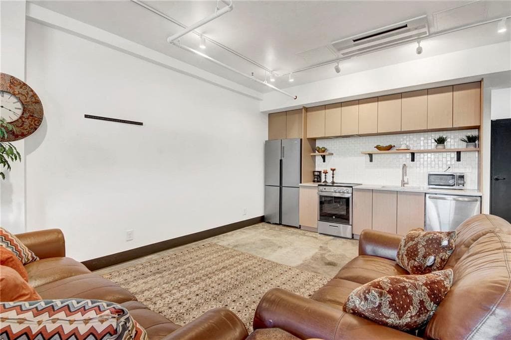 1 bedroom, 1 bathroom, 587 sq ft condominium for sale at 1805 Harvard Avenue 305, College Park, GA 30337 — photo 5