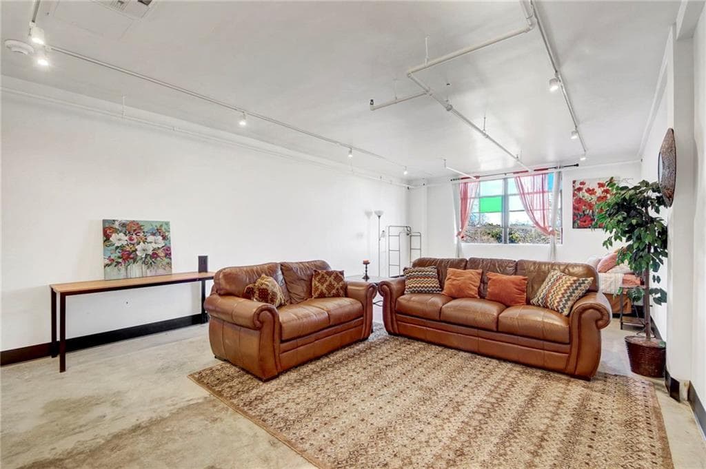 1 bedroom, 1 bathroom, 587 sq ft condominium for sale at 1805 Harvard Avenue 305, College Park, GA 30337 — photo 6