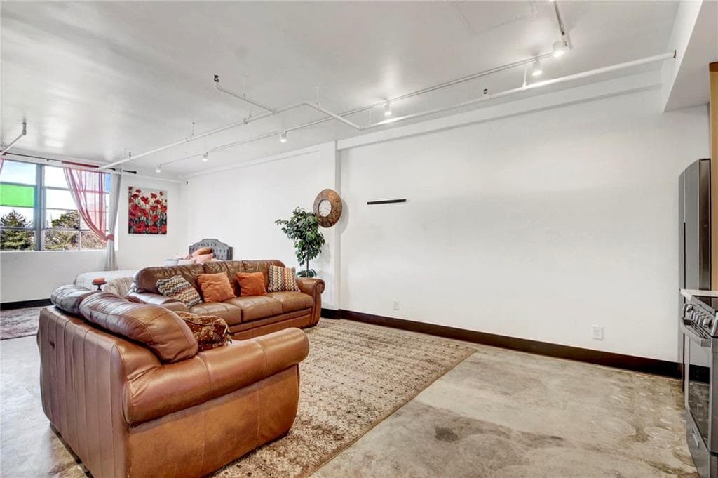 1 bedroom, 1 bathroom, 587 sq ft condominium for sale at 1805 Harvard Avenue 305, College Park, GA 30337 — photo 7