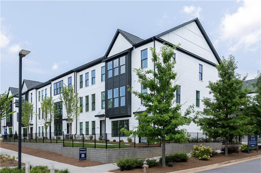 3 bedroom, 4 bathroom, 2,700 sq ft townhouse for sale at 5000 Hartwell Place, Alpharetta, GA 30009 — photo 2