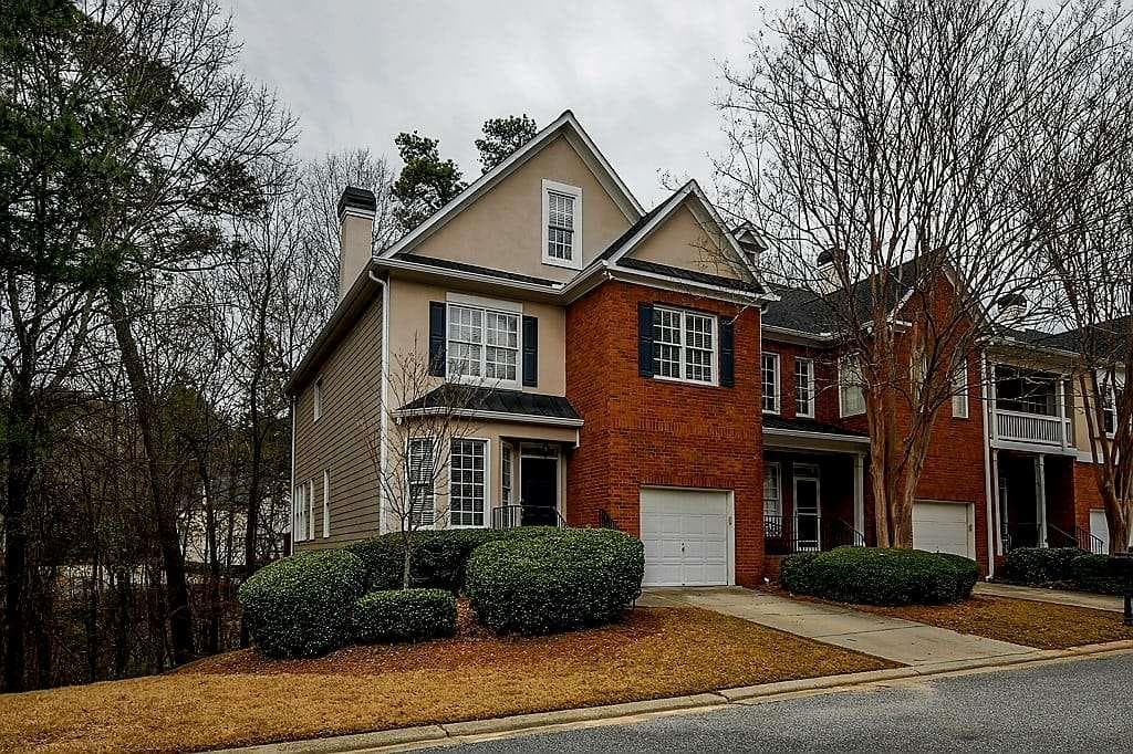 4 bedroom, 3 bathroom, 2,894 sq ft townhouse for sale at 2436 Leaf Hollow Court, Atlanta, GA 30339 — photo 2