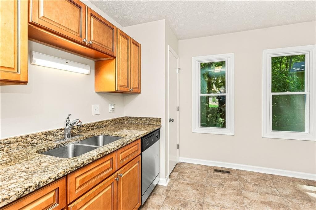 3 bedroom, 2 bathroom, 1,934 sq ft single family residence for sale at 5561 Deerfield Place, Kennesaw, GA 30144 — photo 8