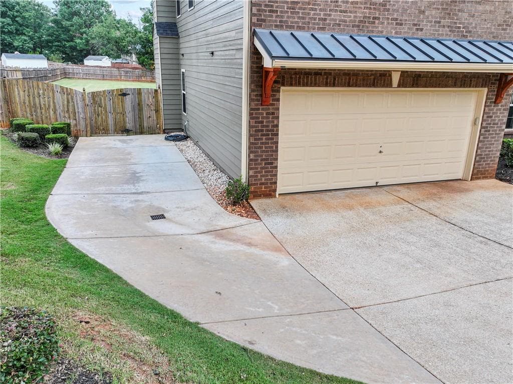 4 bedroom, 3 bathroom, 3,550 sq ft single family residence for sale at 5727 Pleasant Woods Drive, Flowery Branch, GA 30542 — photo 5