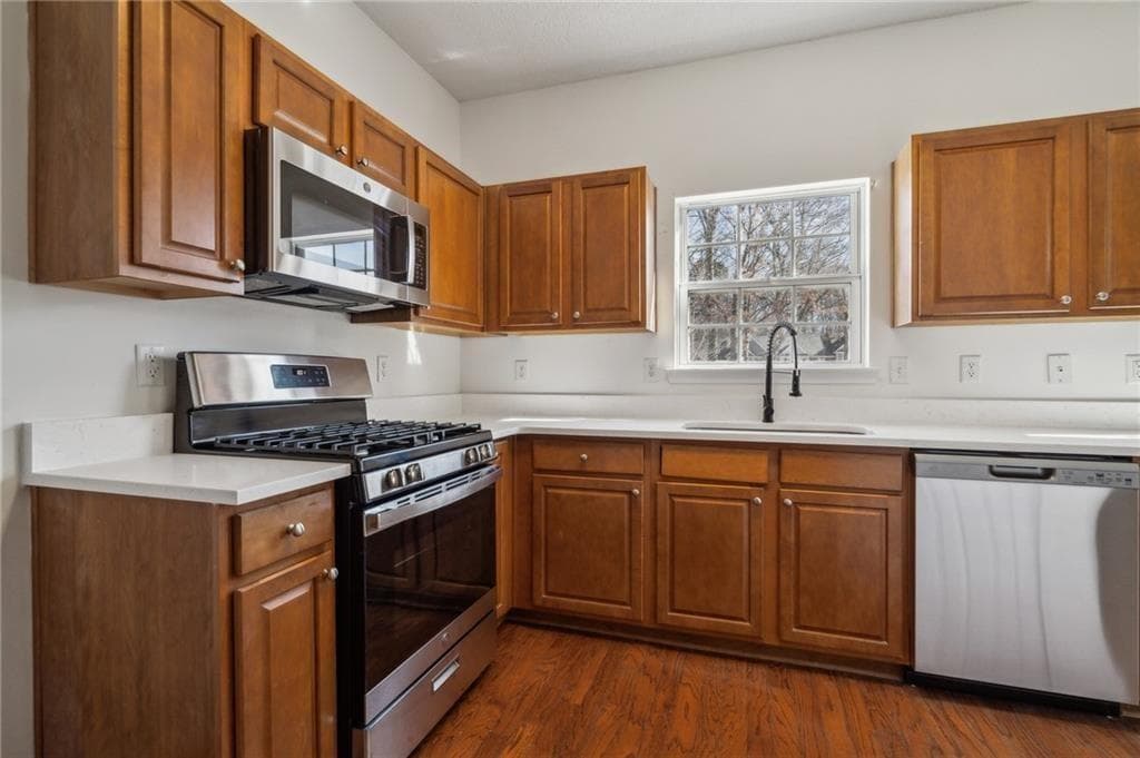 3 bedroom, 3 bathroom townhouse for rent at 520 Dragonfly Court, Cumming, GA 30040 for $2,100 a month — photo 7