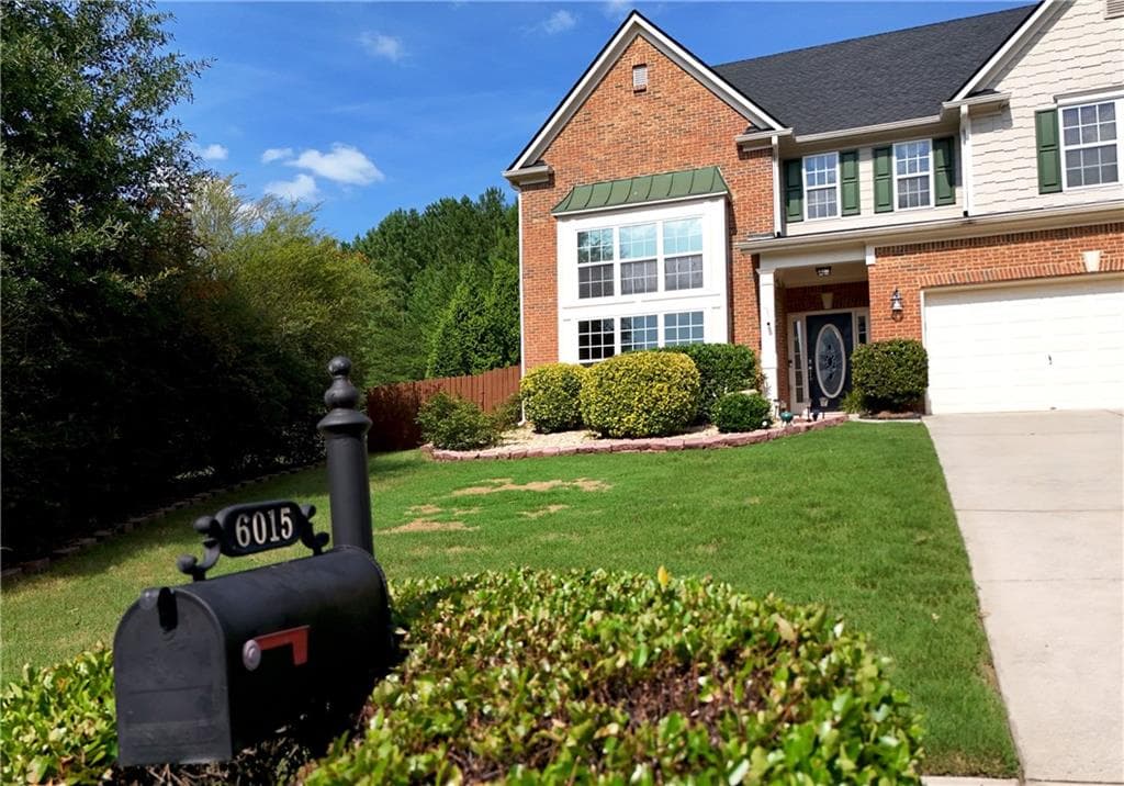 6 bedroom, 4 bathroom, 3,333 sq ft single family residence for sale at 6015 Thrasher Court, Cumming, GA 30028 — photo 4