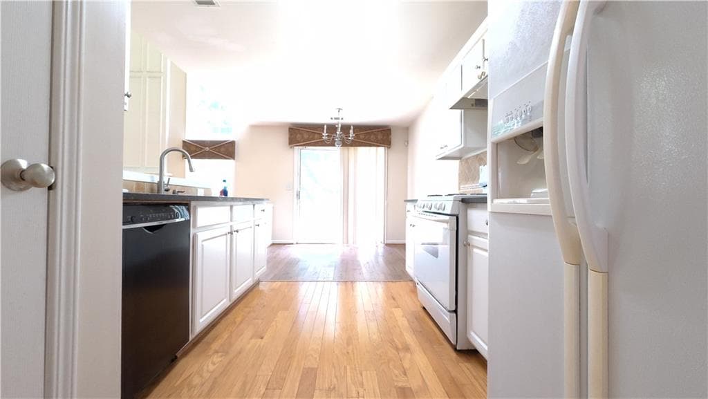 3 bedroom, 3 bathroom, 1,952 sq ft single family residence for rent at 135 Friars Head Drive, Suwanee, GA 30024 for $2,600 a month — photo 3