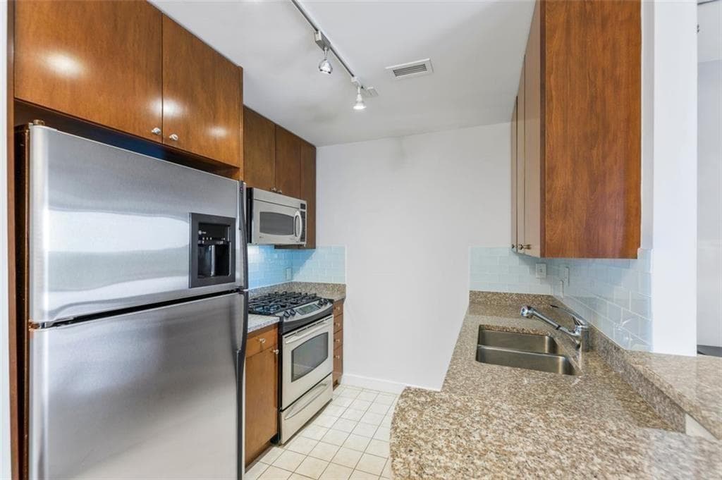 1 bedroom, 1 bathroom, 781 sq ft condominium for rent at 3338 Peachtree Road 1104, Atlanta, GA 30326 for $1,750 a month — photo 10