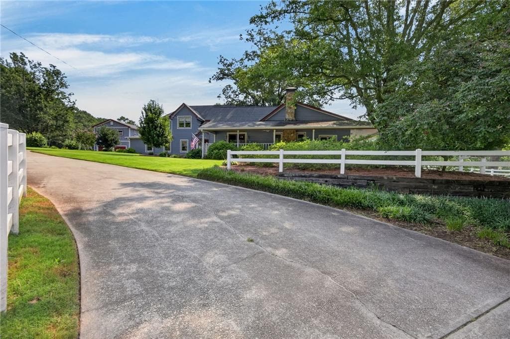 6 bedroom, 4 bathroom, 4,383 sq ft single family residence for sale at 1111 Bakers Bridge Road, Douglasville, GA 30134 — photo 3