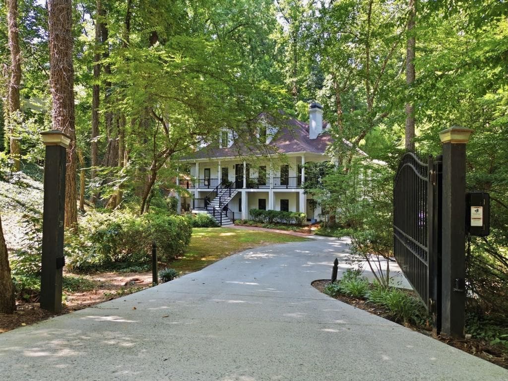 6 bedroom, 6 bathroom, 6,703 sq ft single family residence for sale at 400 Old Ivy Road, Atlanta, GA 30342 — photo 2