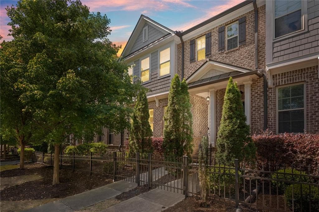 3 bedroom, 4 bathroom, 3,060 sq ft townhouse for sale at 1820 Stephanie Trail, Atlanta, GA 30329 — photo 2