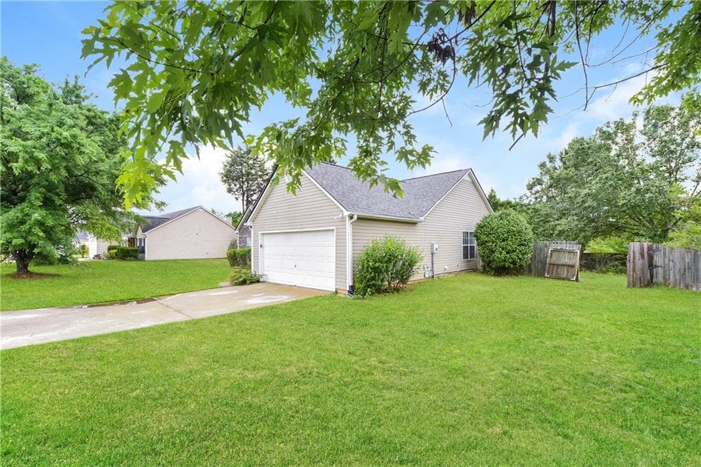 3 bedroom, 2 bathroom single family residence for rent at 1525 Julianna Drive, Loganville, GA 30052 for $2,065 a month — photo 3