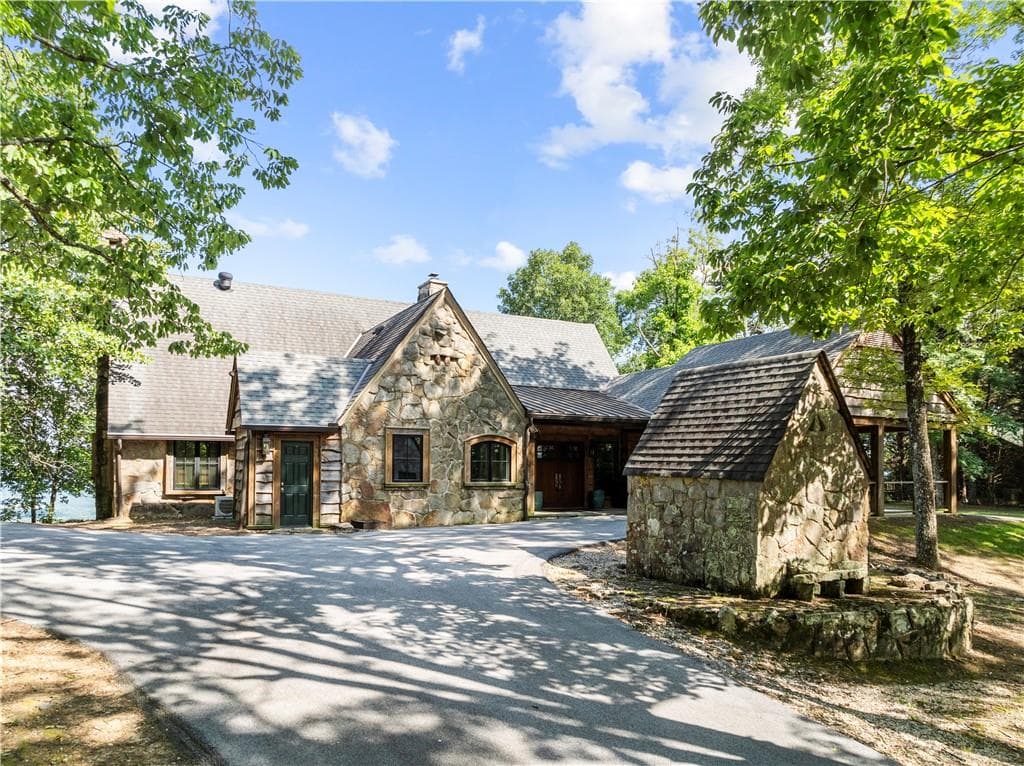 5 bedroom, 3 bathroom, 2,961 sq ft single family residence sold at 283 S Brow Drive, Menlo, GA 30731
