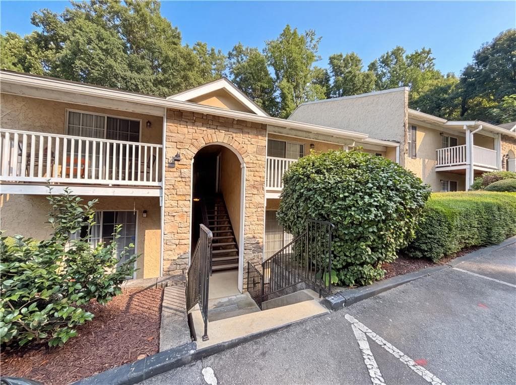 1 bedroom, 1 bathroom, 625 sq ft condominium for sale at 3175 Seven Pines Court 204, Atlanta, GA 30339 — photo 2