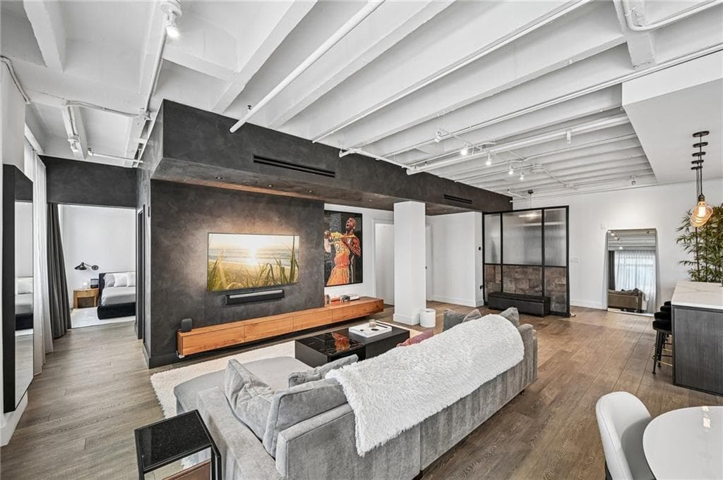 2 bedroom, 2 bathroom, 1,550 sq ft condominium for sale at 805 Peachtree Street 501, Atlanta, GA 30308 — photo 2