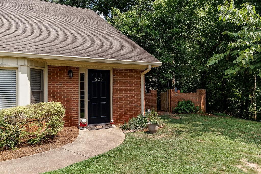 3 bedroom, 2 bathroom, 1,506 sq ft condominium for sale at 220 Eaglewood Court, Athens, GA 30606