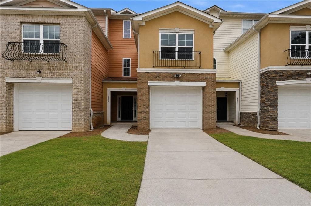 3 bedroom, 3 bathroom, 1,709 sq ft townhouse for sale at 4299 Notting Hill Drive, Atlanta, GA 30331