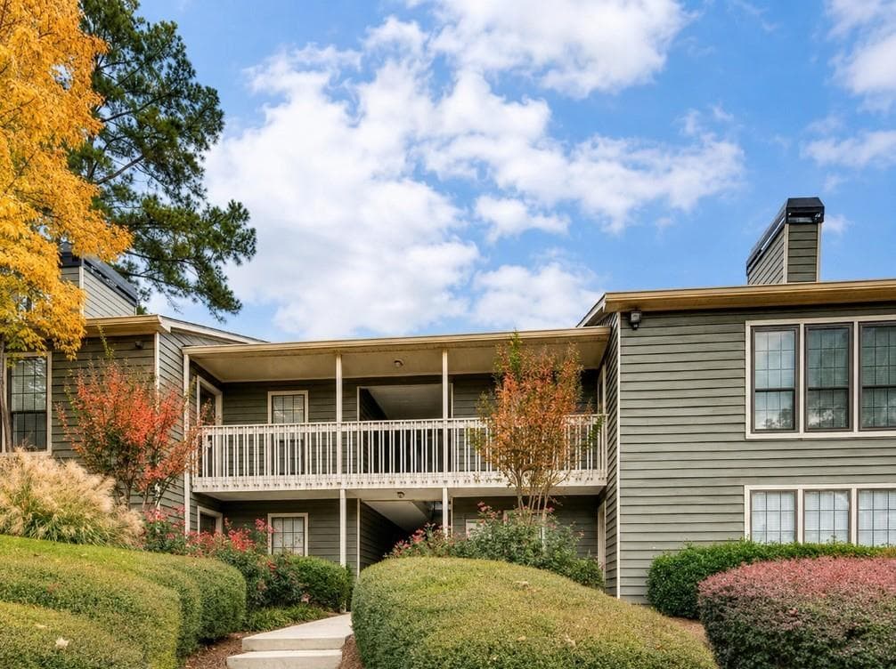 2 bedroom, 2 bathroom, 1,270 sq ft condominium for sale at 4618 Vinings Central Run 138, Atlanta, GA 30339