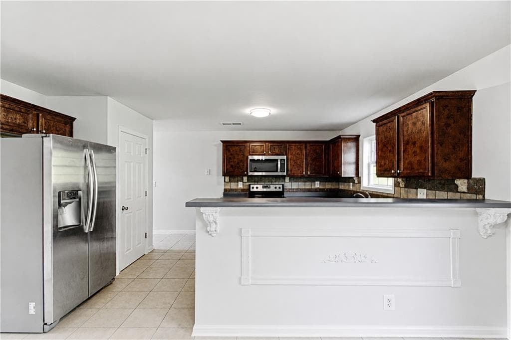 5 bedroom, 3 bathroom, 2,908 sq ft single family residence under contract at 225 Avonlea Drive, Covington, GA 30016 — photo 8