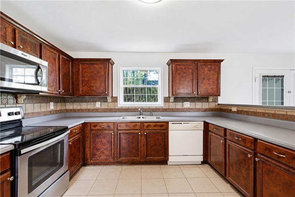 5 bedroom, 3 bathroom, 2,908 sq ft single family residence under contract at 225 Avonlea Drive, Covington, GA 30016 — photo 9
