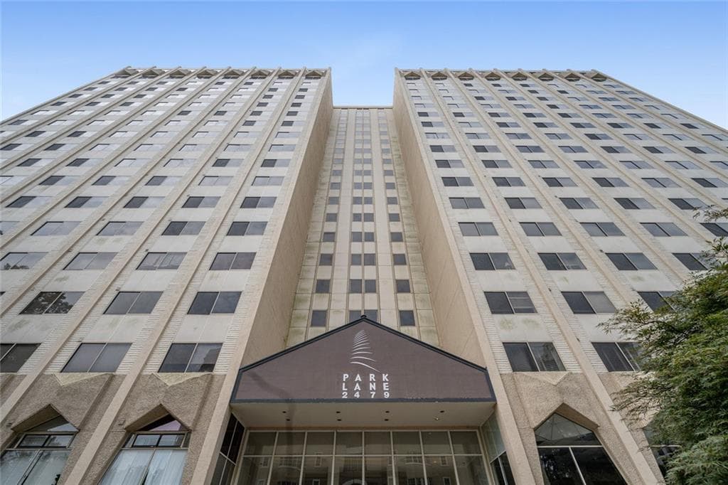 3 bedroom, 2 bathroom, 1,676 sq ft condominium for sale at 2479 Peachtree Road 1808, Atlanta, GA 30305 — photo 2