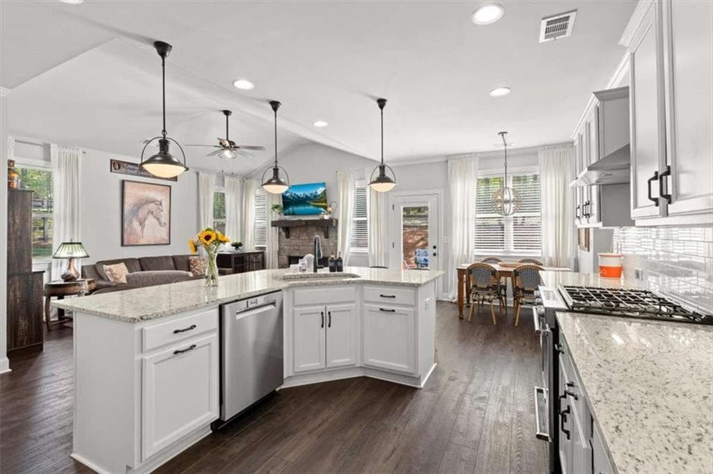 4 bedroom, 4 bathroom, 3,146 sq ft single family residence for sale at 7610 Scenic Overlook, Cumming, GA 30041 — photo 4