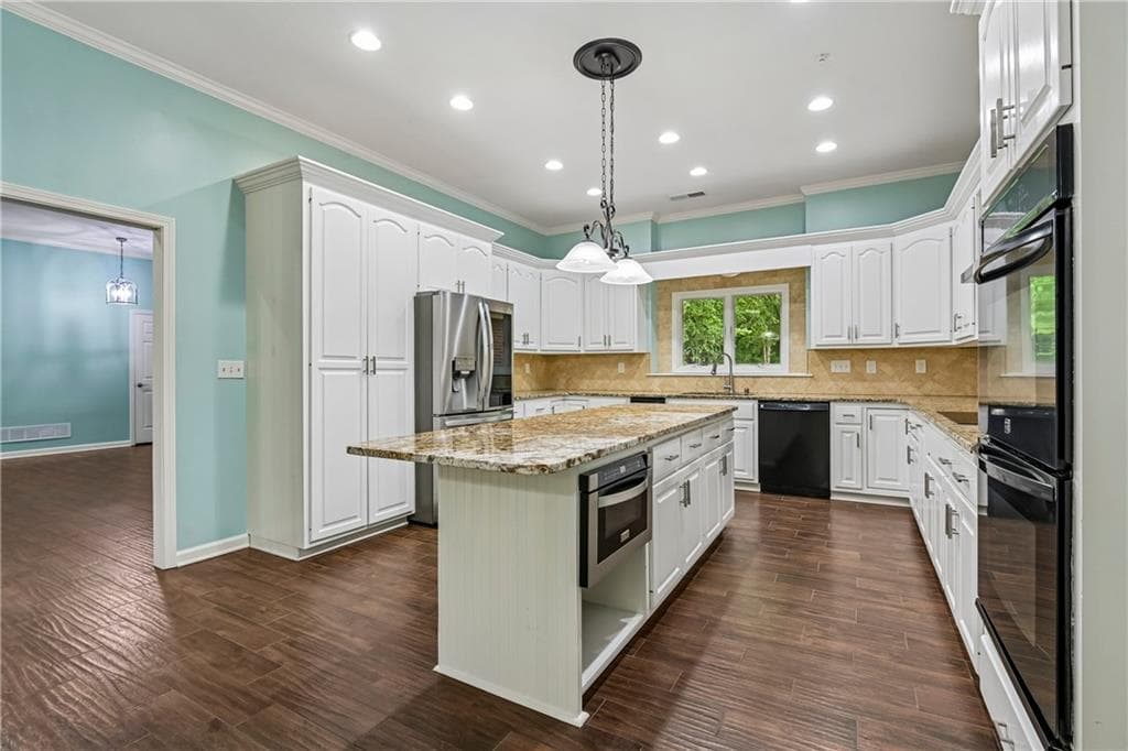 6 bedroom, 4 bathroom, 6,361 sq ft single family residence for sale at 2077 Coolidge Way, Acworth, GA 30101 — photo 2