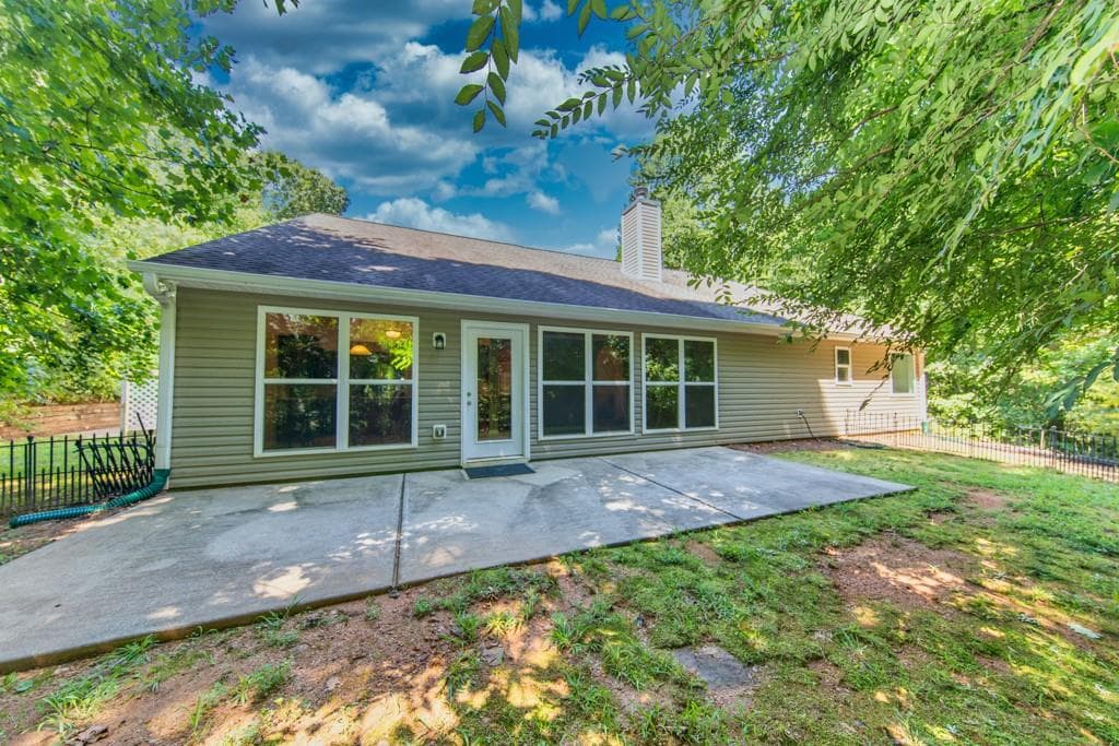 4 bedroom, 3 bathroom, 2,653 sq ft single family residence for rent at 4556 White Horse, Braselton, GA 30517 for $2,495 a month — photo 3