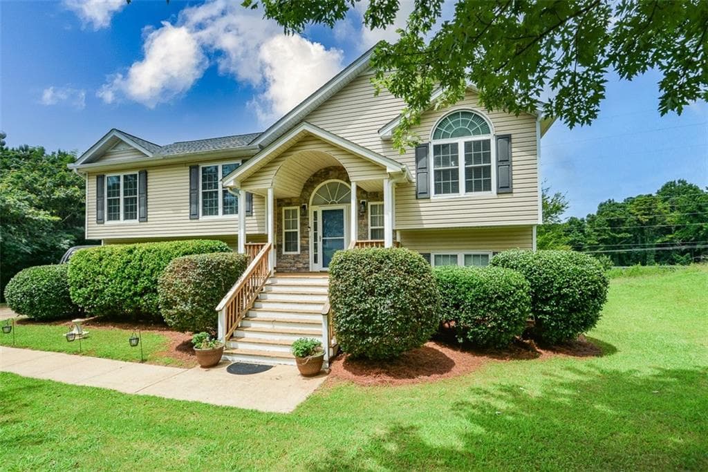 4 bedroom, 3 bathroom, 2,932 sq ft single family residence for sale at 168 Oakview Drive, Dallas, GA 30157 — photo 1 of 42