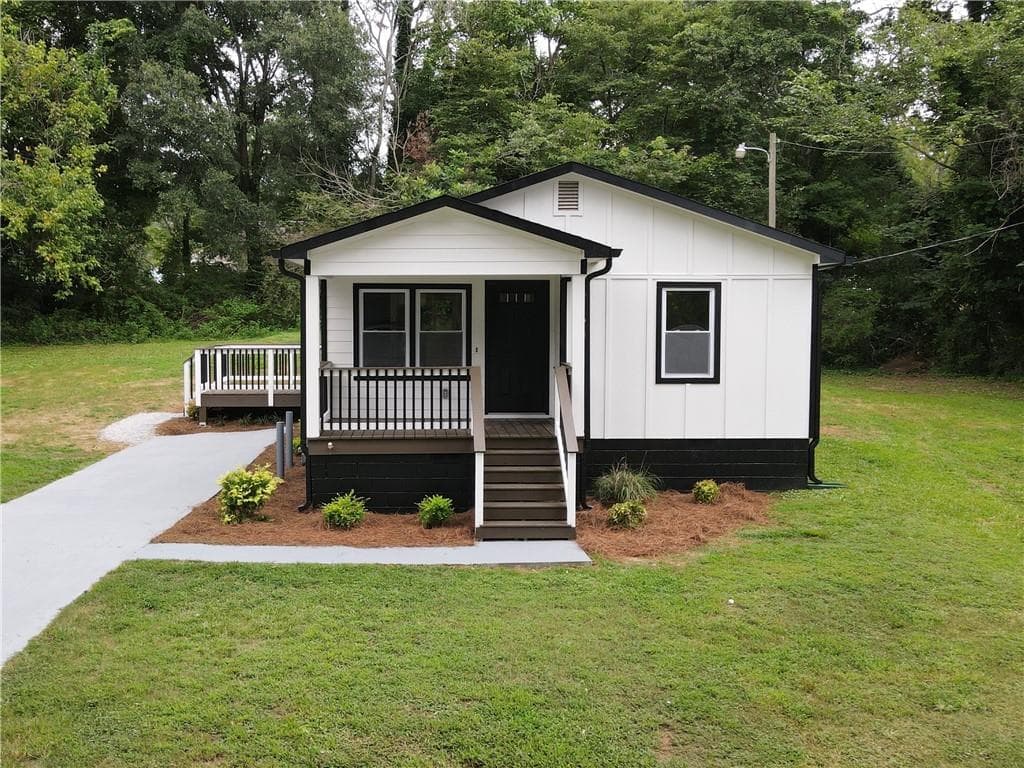 2 bedroom, 2 bathroom, 936 sq ft single family residence under contract at 522 Spring Street, Carrollton, GA 30117