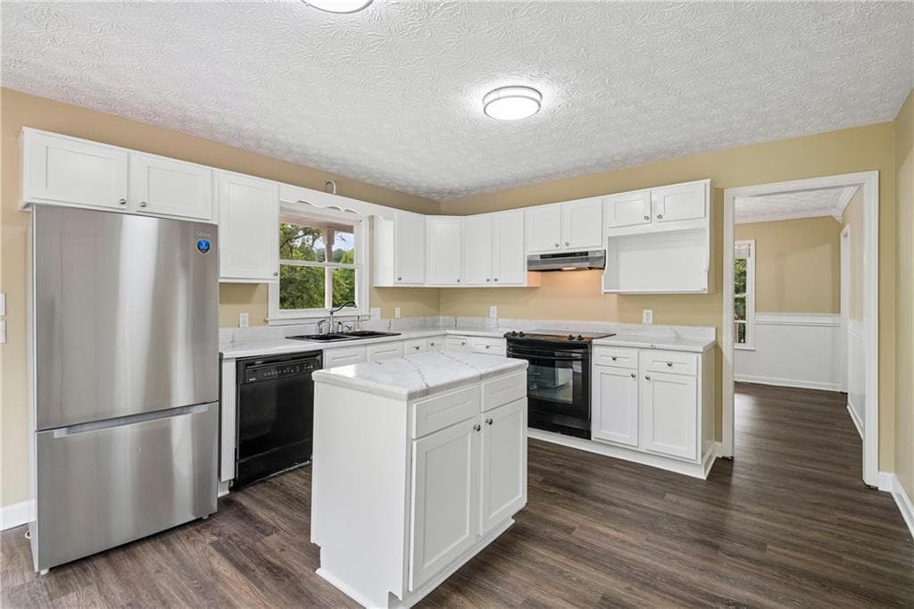 4 bedroom, 3 bathroom, 2,404 sq ft single family residence for sale at 2321 Murdock Road, Marietta, GA 30062 — photo 2
