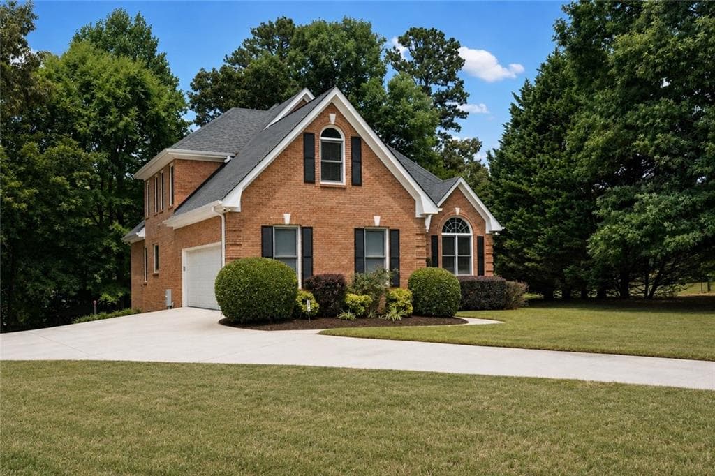 6 bedroom, 4 bathroom, 4,902 sq ft single family residence under contract at 2319 Lochinver Lane, Conyers, GA 30094 — photo 2