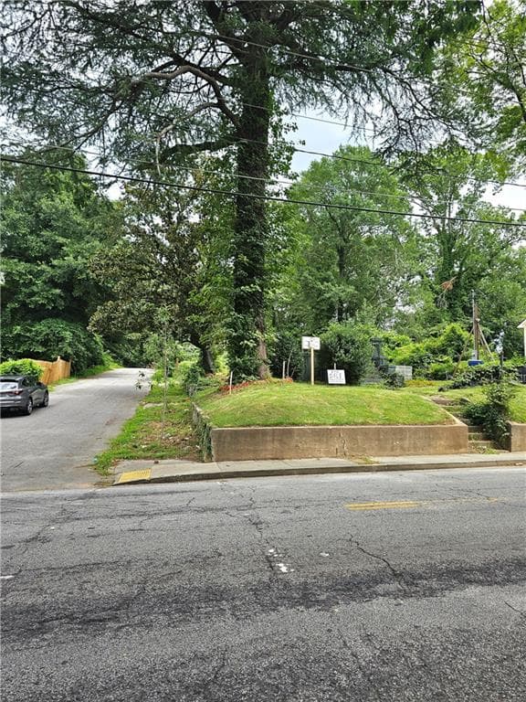 single family residence under contract at 531 Chappell Road, Atlanta, GA 30318 — photo 2