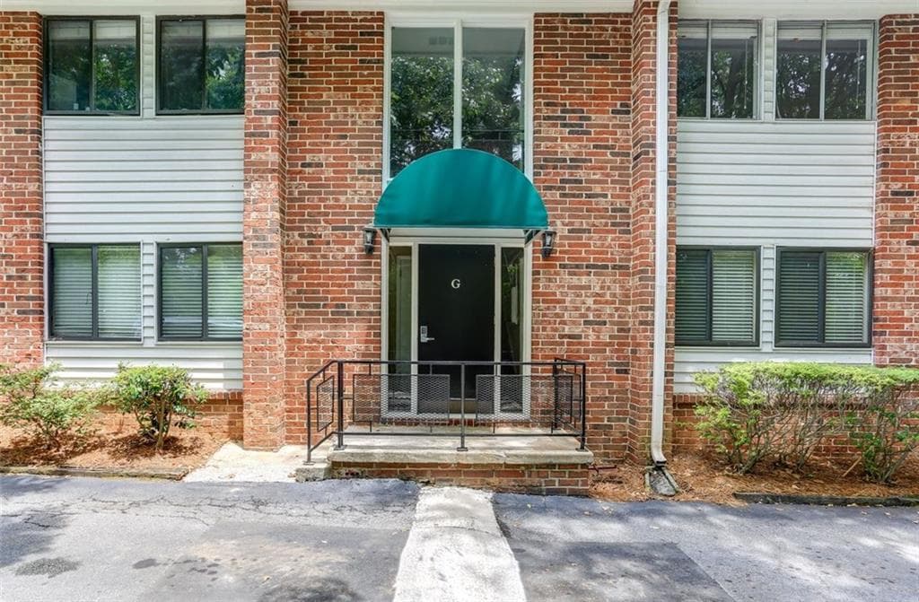 3 bedroom, 2 bathroom condominium for rent at 4266 Roswell Road G4, Atlanta, GA 30342 for $2,500 a month — photo 2
