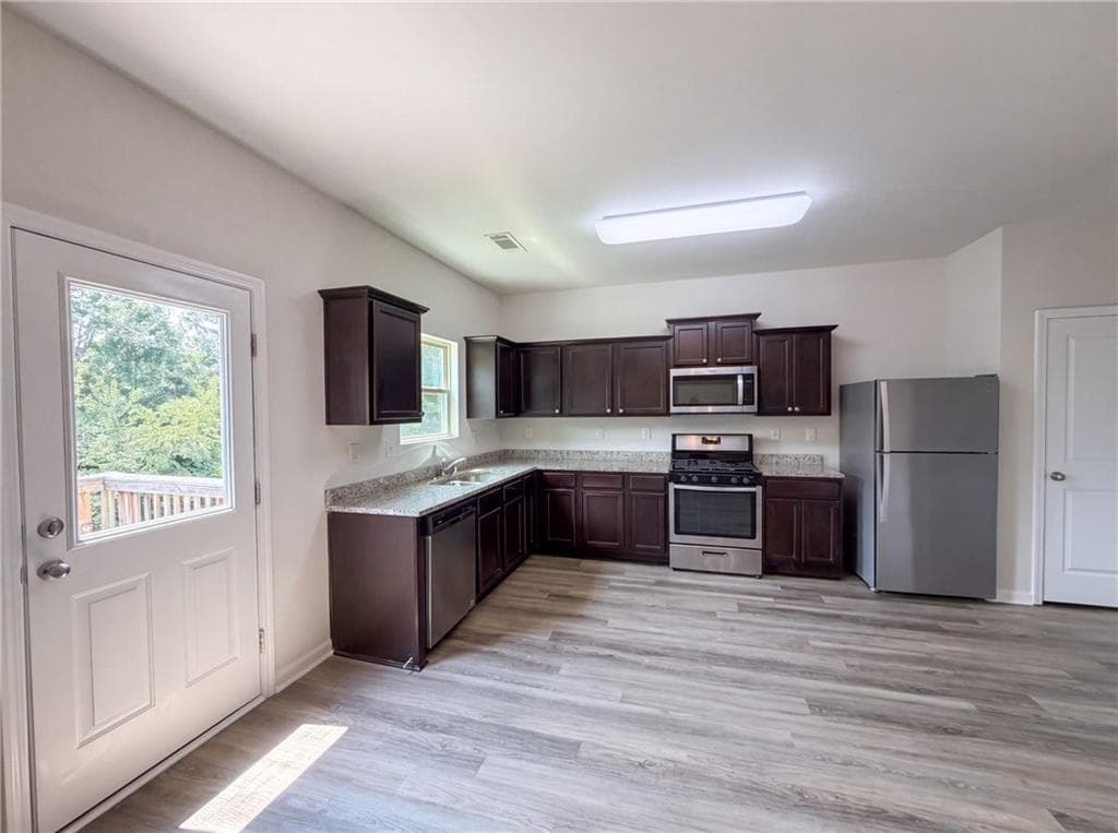 3 bedroom, 2 bathroom, 2,648 sq ft single family residence under contract at 836 Castilla Way, Winder, GA 30680 — photo 2