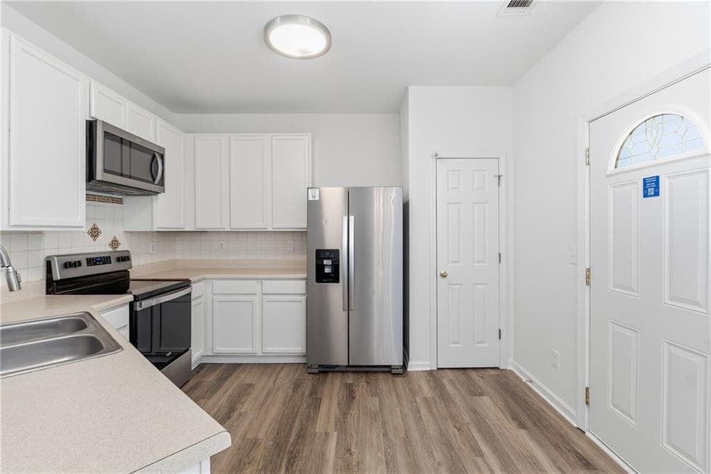 3 bedroom, 3 bathroom, 1,376 sq ft townhouse for sale at 7062 Brookview Creek, Riverdale, GA 30274 — photo 2