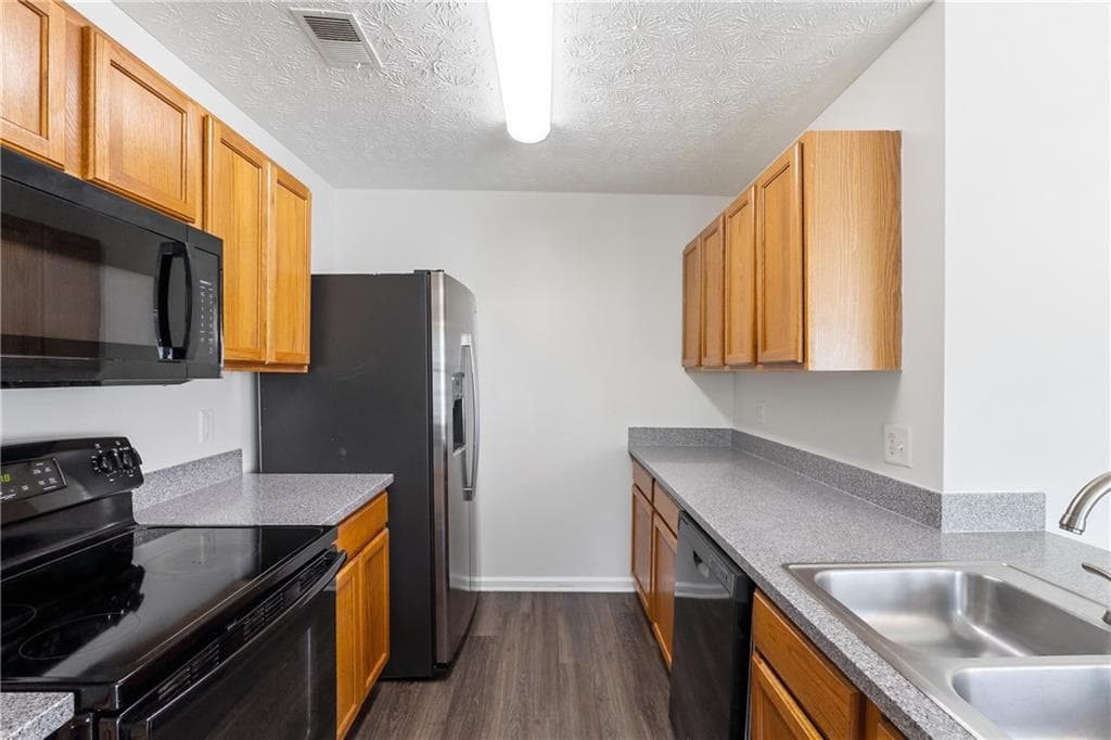 3 bedroom, 3 bathroom, 1,444 sq ft townhouse for sale at 1318 Revelstoke Cove, Riverdale, GA 30296 — photo 2