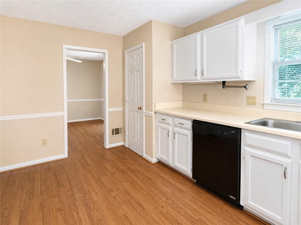 3 bedroom, 2 bathroom, 1,352 sq ft single family residence for sale at 4117 Summer Wood Drive, Snellville, GA 30039 — photo 8