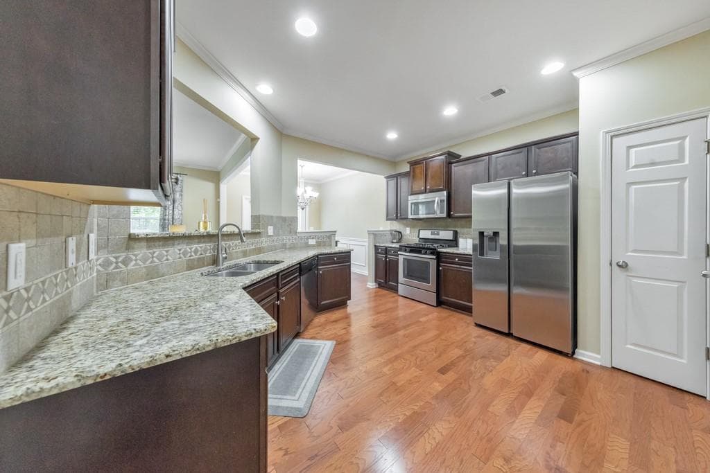 3 bedroom, 3 bathroom, 1,949 sq ft townhouse for sale at 3169 Berkeley Glen Way, Peachtree Corners, GA 30092 — photo 3