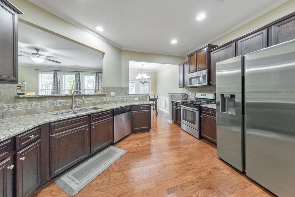 3 bedroom, 3 bathroom, 1,949 sq ft townhouse for sale at 3169 Berkeley Glen Way, Peachtree Corners, GA 30092 — photo 4