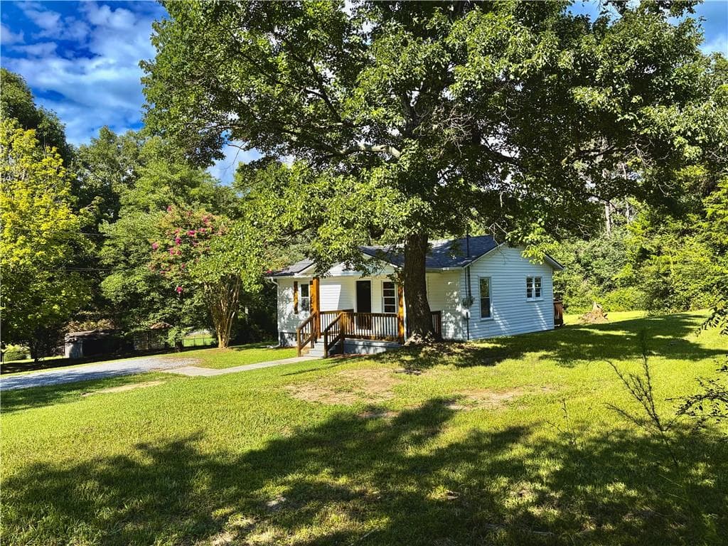 2 bedroom, 1 bathroom, 816 sq ft single family residence for sale at 126 Wendy Hill Road, Calhoun, GA 30701 — photo 2