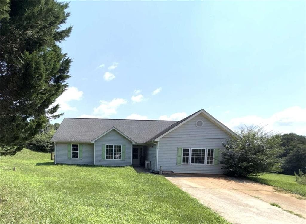 4 bedroom, 2 bathroom, 1,869 sq ft single family residence for sale at 135 Windhaven Place, Mount Airy, GA 30563 — photo 2