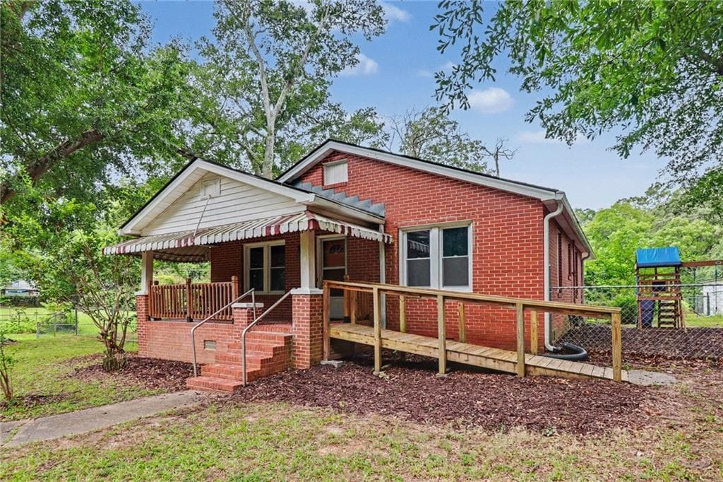 2 bedroom, 1 bathroom, 1,015 sq ft single family residence for sale at 160 Connecticut Avenue, Tallapoosa, GA 30176 — photo 2