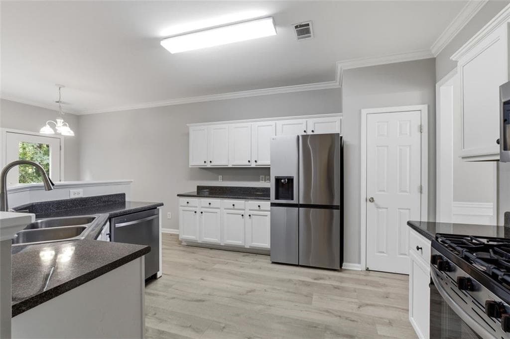 5 bedroom, 3 bathroom, 2,640 sq ft single family residence for rent at 2531 Fieldview Way, Buford, GA 30519 for $2,400 a month — photo 3